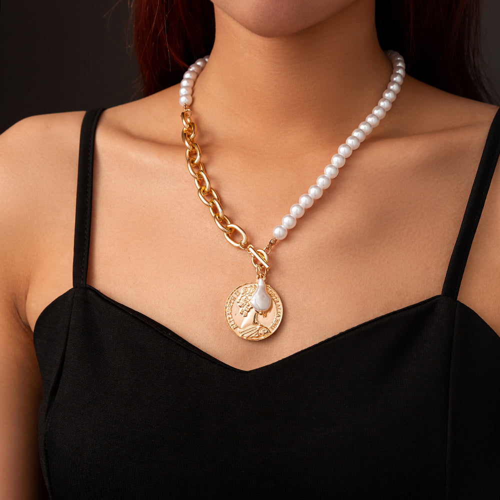 Stylish metal figurine pendant with chain of collarbone modeled on Pearl Necklace stitched by Balok